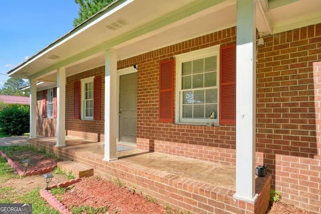 entrance to property featuring covered porch