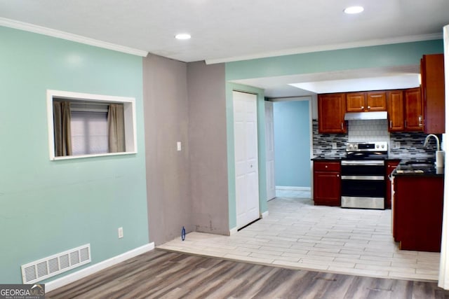 kitchen featuring ornamental molding, sink, electric range, and light hardwood / wood-style flooring