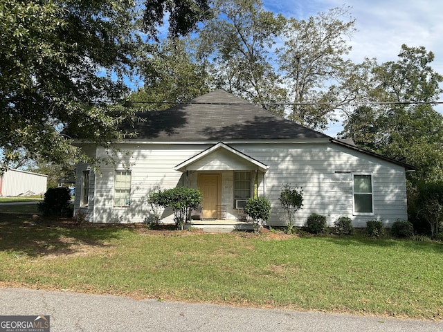 view of front facade featuring a front lawn