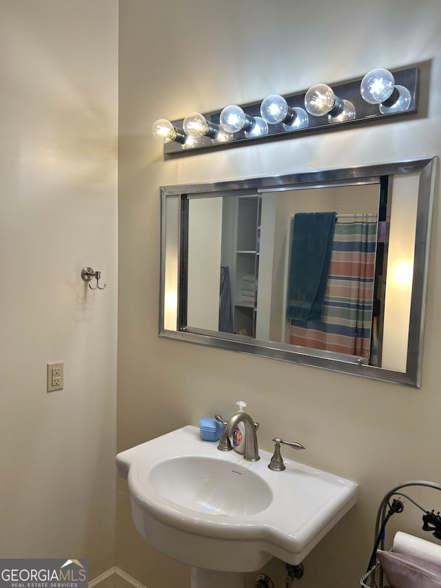 bathroom featuring sink