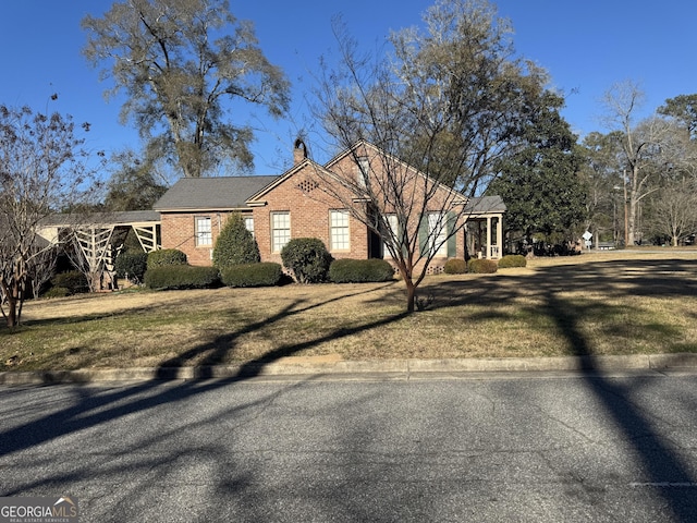 ranch-style house featuring a front yard