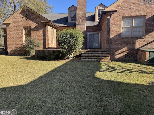 view of front of property with a front lawn