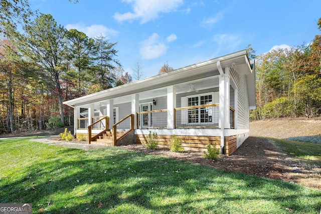 view of front facade featuring a porch, a front yard, and ceiling fan