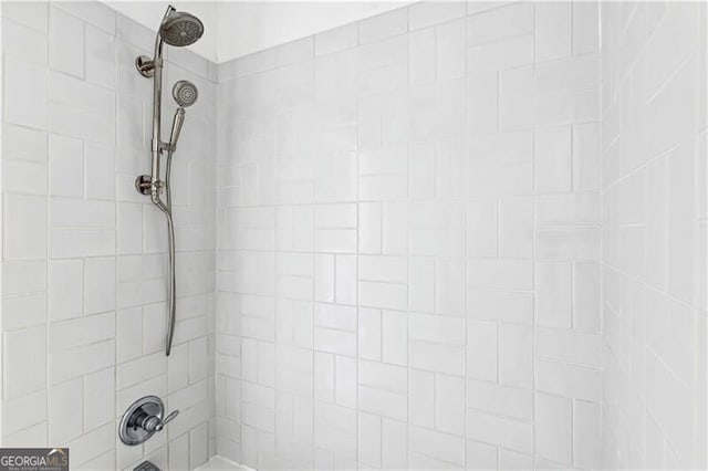 room details with tiled shower / bath