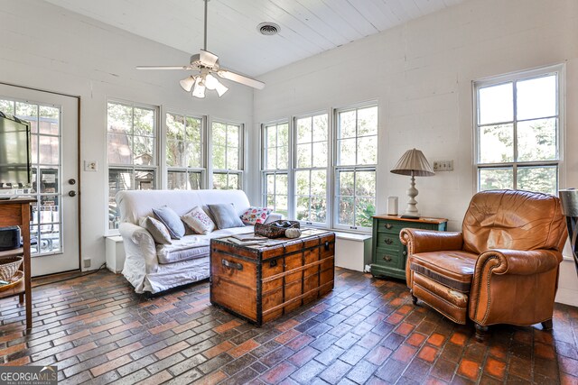 sunroom with ceiling fan