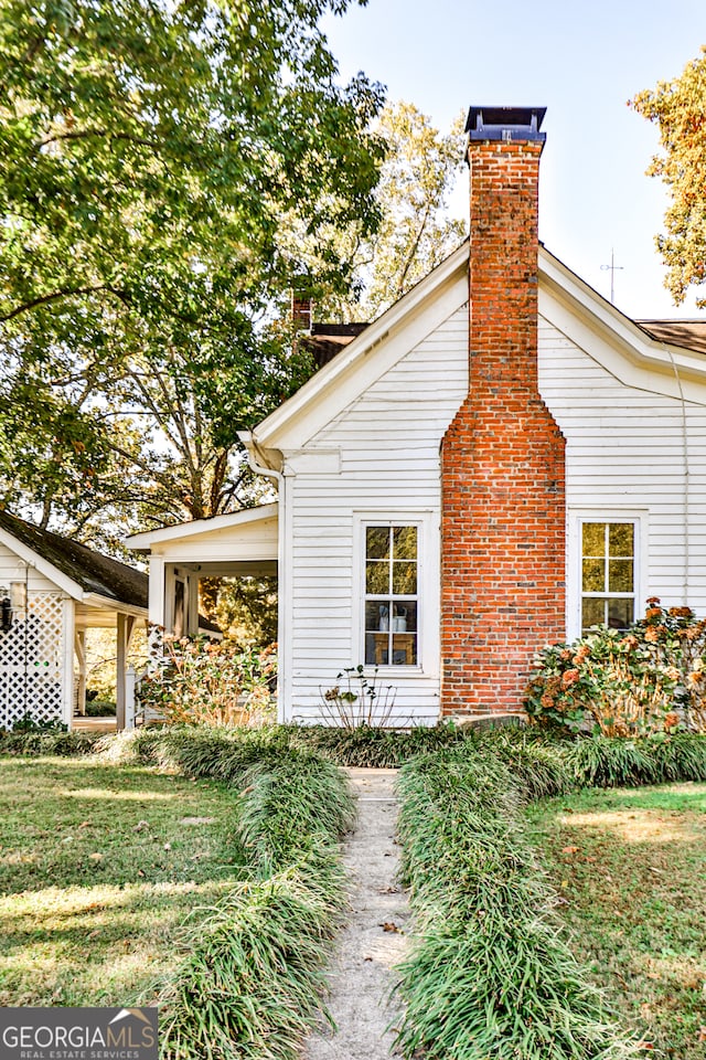 view of side of property featuring a lawn