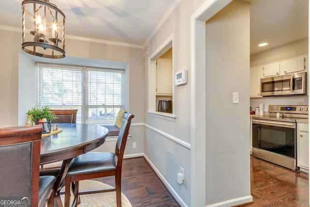 dining area featuring a notable chandelier, dark hardwood / wood-style floors, and crown molding