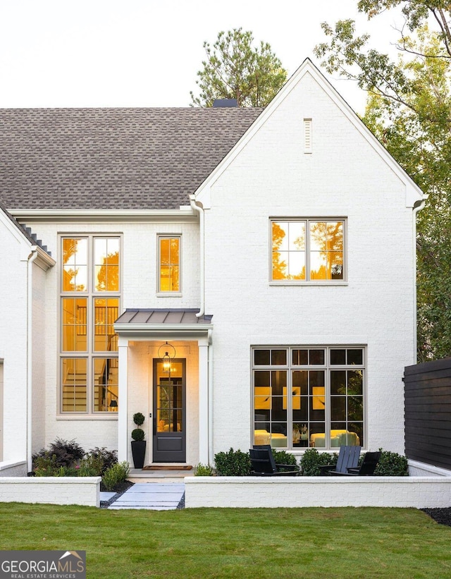 view of front facade featuring a front yard