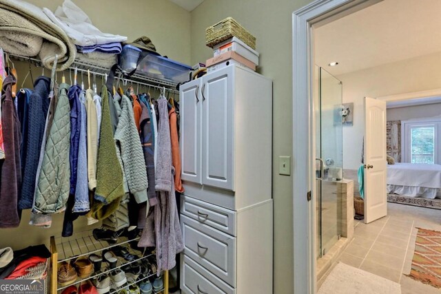 walk in closet featuring light tile patterned floors