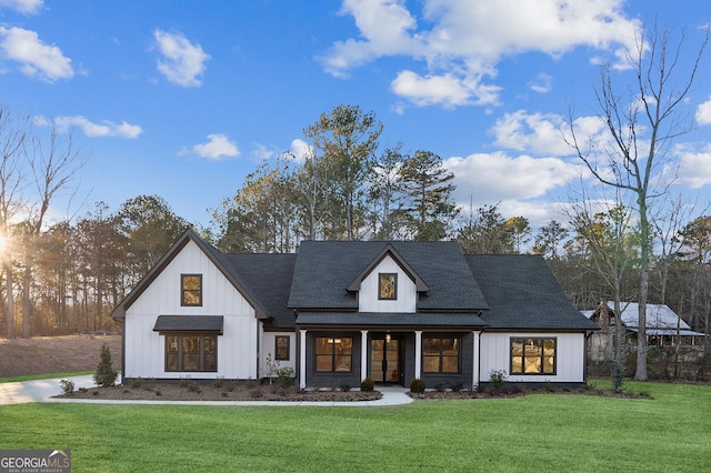 modern inspired farmhouse featuring a front yard