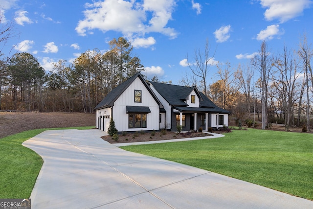 view of front of property featuring a front yard