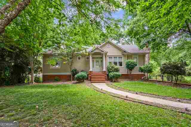 view of front of home featuring a front lawn