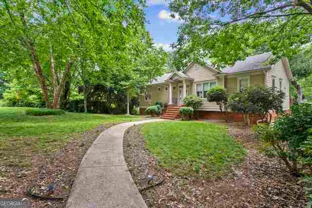 view of front of home with a front lawn