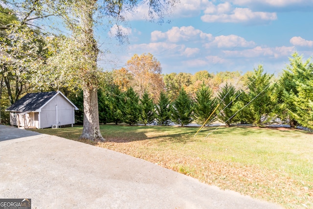 view of yard featuring an outbuilding