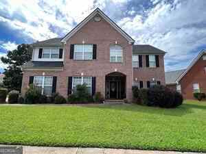 view of front of house featuring a front lawn