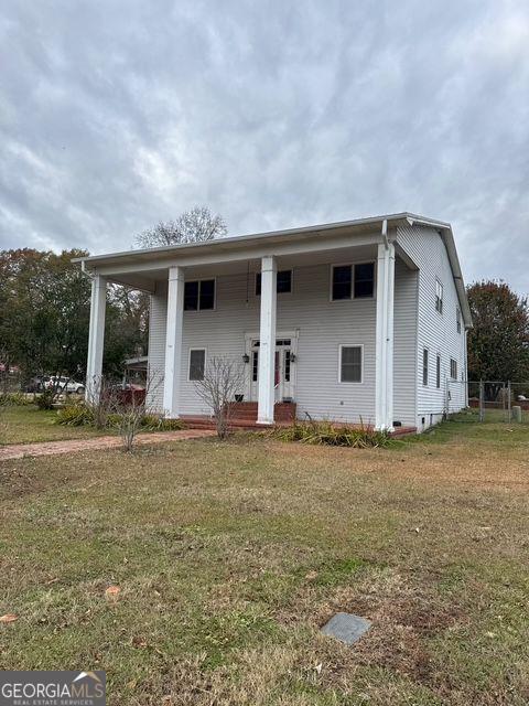 view of front of property featuring a front yard