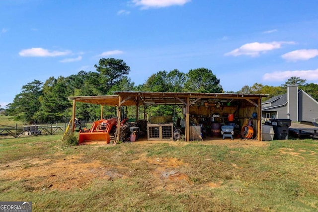 view of yard featuring an outdoor structure