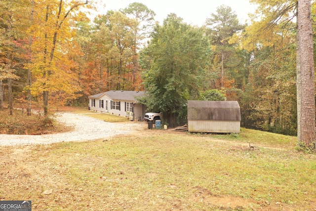 view of yard featuring a storage shed