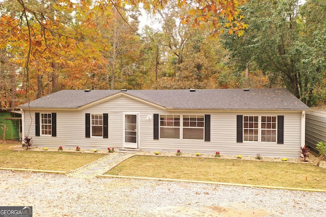 view of front of property featuring a front lawn