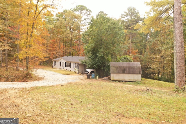 view of yard with a storage unit