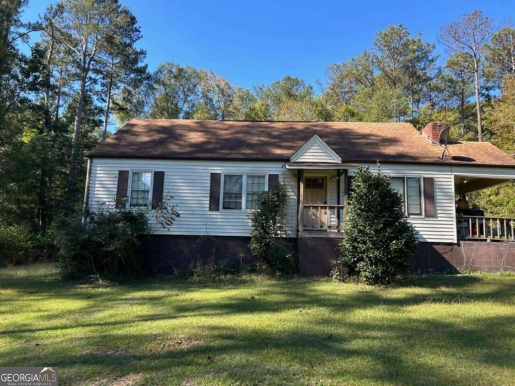 view of front of house with a front lawn