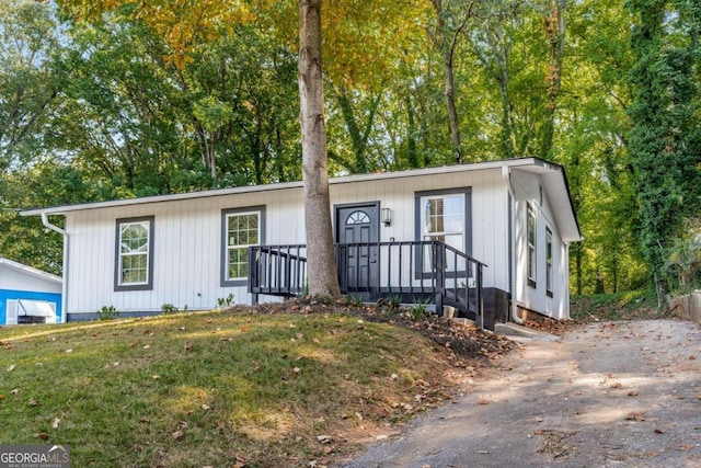 view of front of property with a front yard