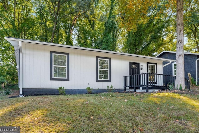 view of front of property with a front lawn