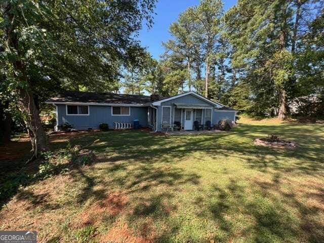 view of front of property with a front yard