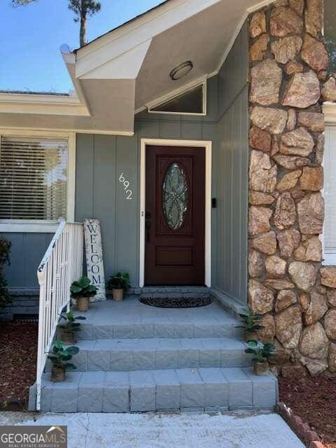 view of exterior entry featuring a porch