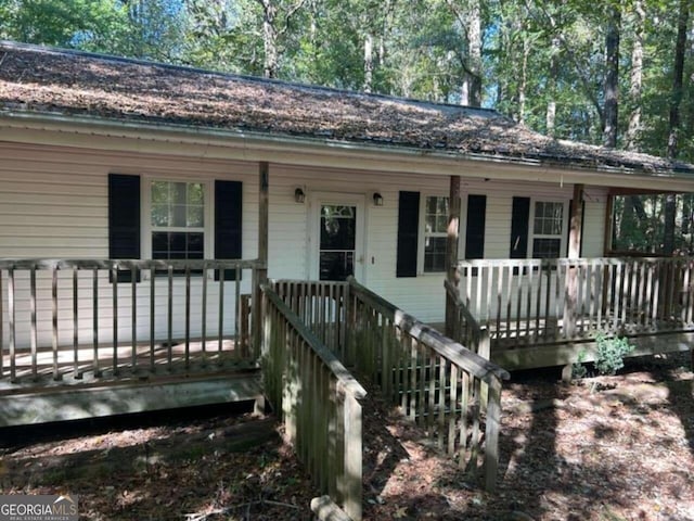 ranch-style home featuring covered porch