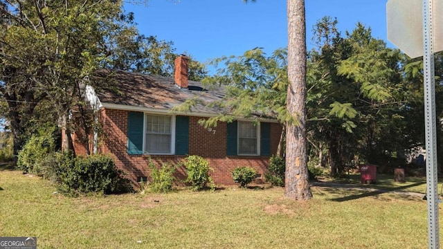 view of front of property featuring a front lawn