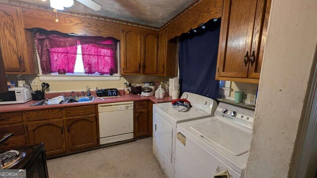 washroom featuring washer and dryer, sink, and ceiling fan