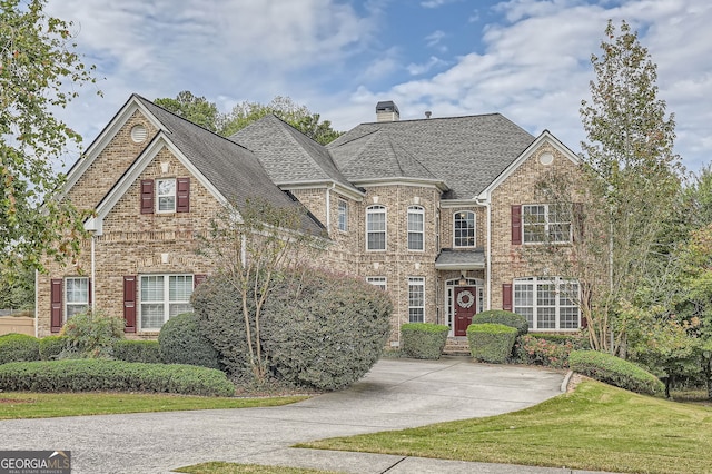 view of front of property with a front lawn