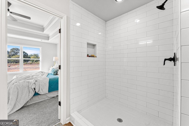 bathroom featuring a tile shower, crown molding, and ceiling fan