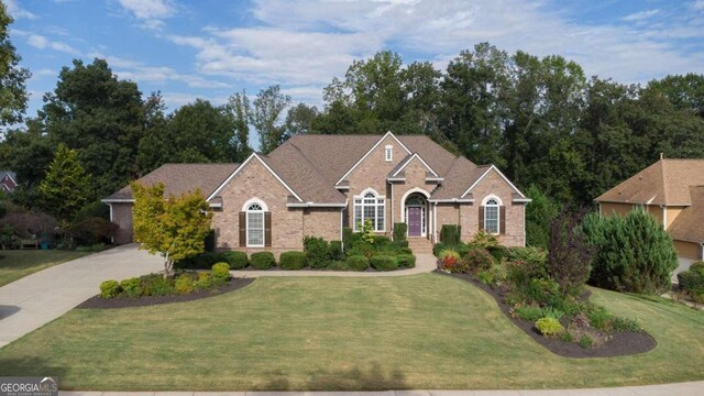 view of front facade featuring a front lawn