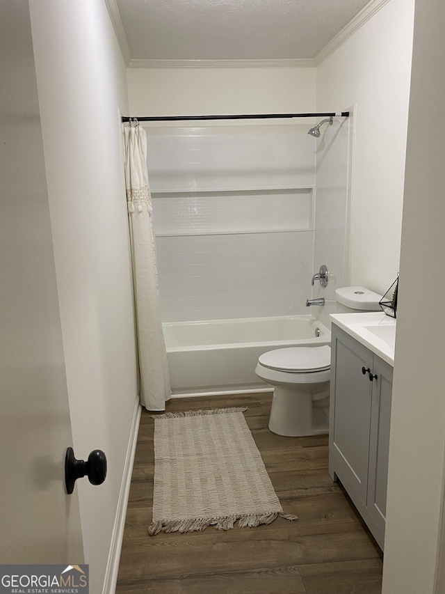 108 Sunset Dr, Dublin, GA 31027 - bathroom featuring wood finished floors, shower / tub combo with curtain, toilet, and crown molding