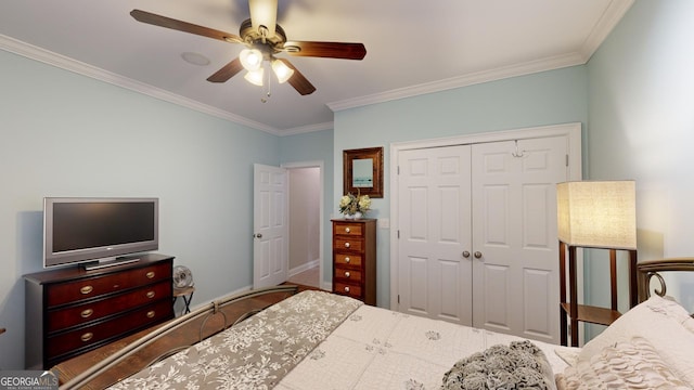 bedroom with baseboards, ceiling fan, ornamental molding, and a closet