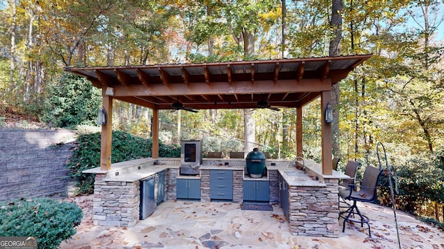 view of patio / terrace with grilling area, outdoor wet bar, a ceiling fan, and area for grilling