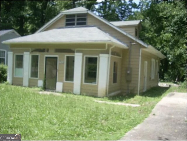 view of front of home featuring a front lawn