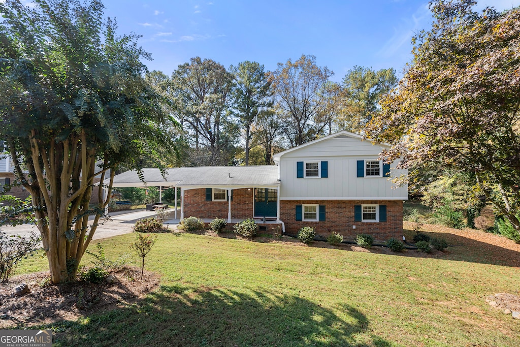 tri-level home featuring a front yard