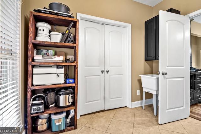 laundry area featuring light tile patterned floors