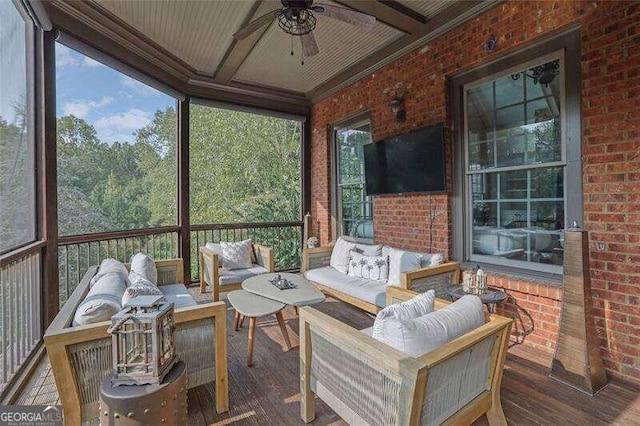 sunroom with ceiling fan