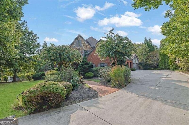 view of front of house featuring a front yard