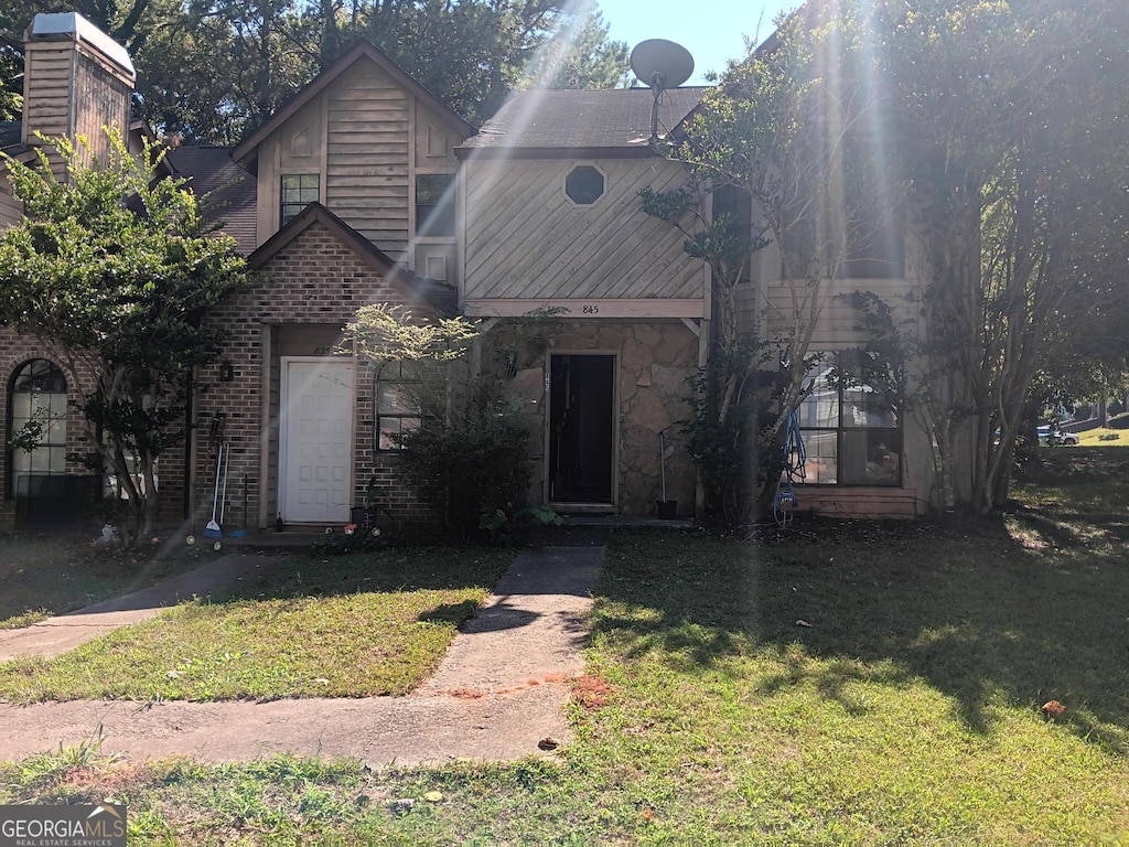 view of front of house with a front lawn