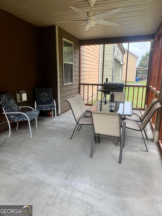 sunroom with ceiling fan