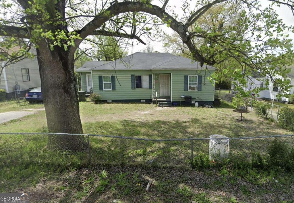 ranch-style home featuring a front lawn