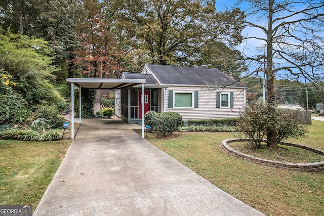 view of front of home featuring a front lawn and a carport