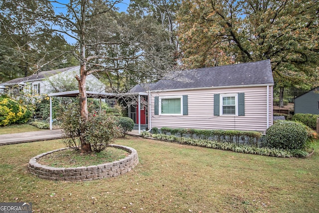 view of front facade featuring a front yard