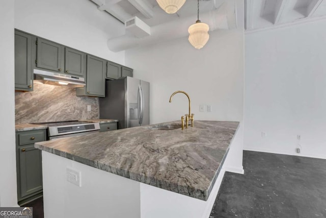 kitchen with sink, stainless steel appliances, decorative light fixtures, and kitchen peninsula