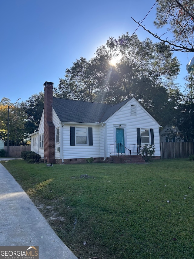 view of front of property featuring a front yard